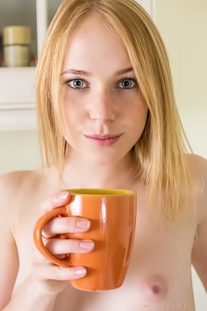 Skinny babe opens pussy while making coffee in kitchen