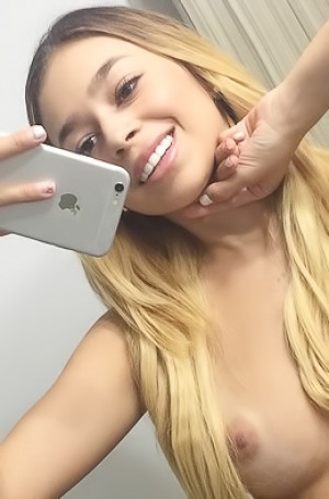 Julieta Nude Selfies