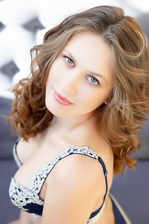 Una Fairy Showcases Her Sexy Booty