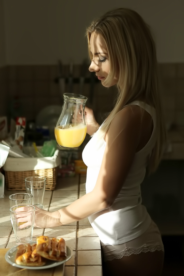 Blonde eats breakfast and pussy in a threesome