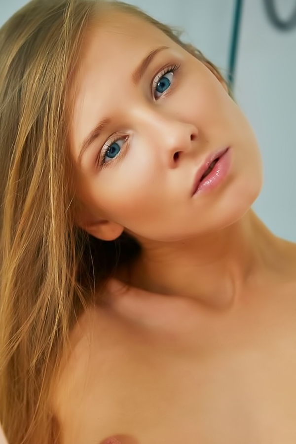 Lovely teen wants to pose naked