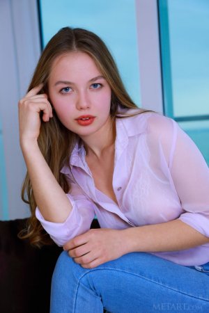 Sweet babe reveals her sexy body photo 13