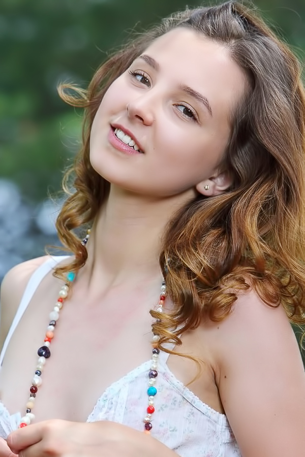Excited babe rubs pink clit in woods